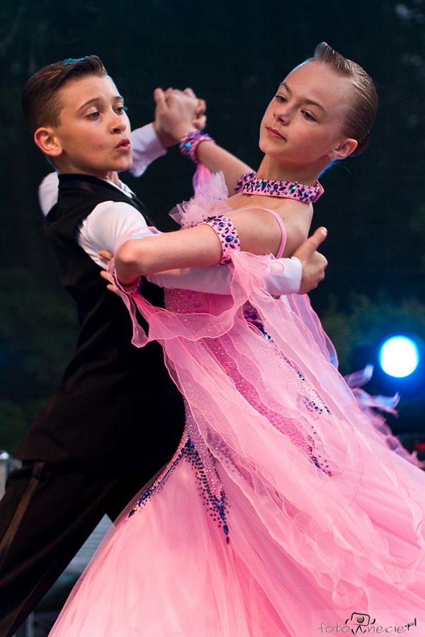 pokaz pary tanecznej na mogilańskiej majówce 2016