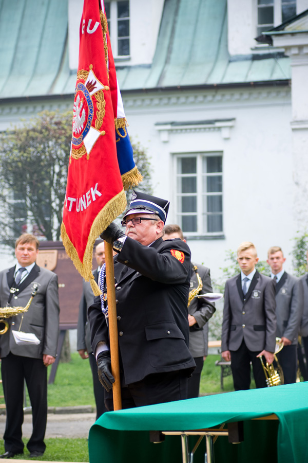 Przekazanie nowego sztandaru mogilańskim strażakom przez prezesa Leszka Ziębę podczas obchodów 130-lecia jednostki