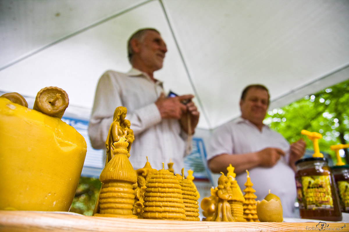 wyroby pszczelarskie prezentowane na Majówce w Mogilanach