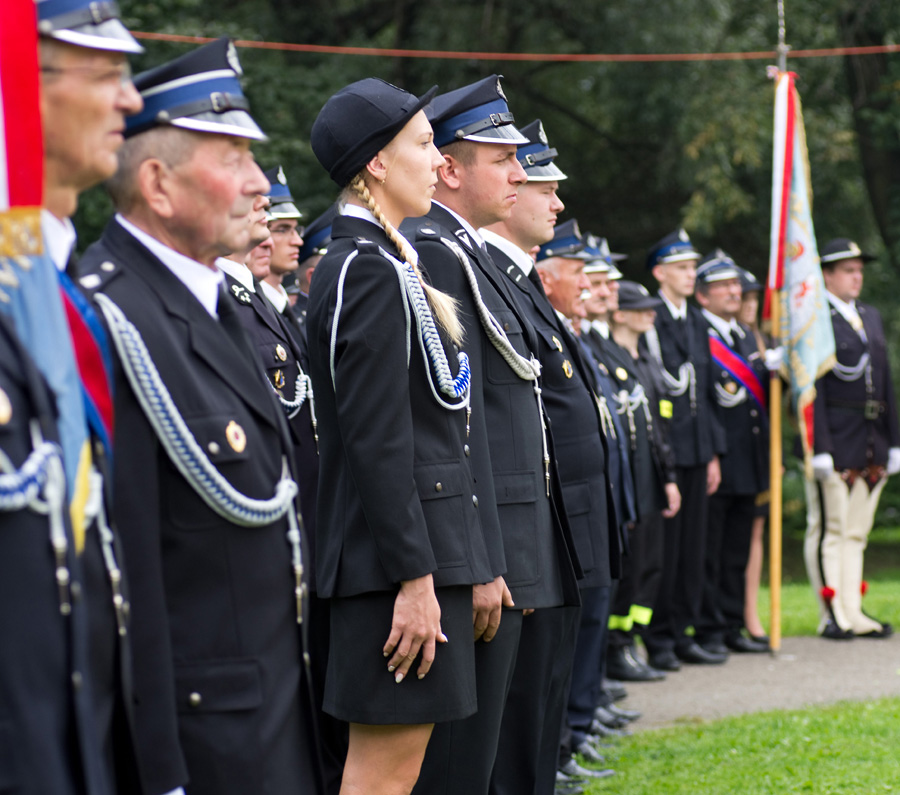 Strażacy z Mogilan oraz goście podczas uroczystego przekazania nowego sztandaru jednostki podczas jubileuszu 130-lecia istnienia