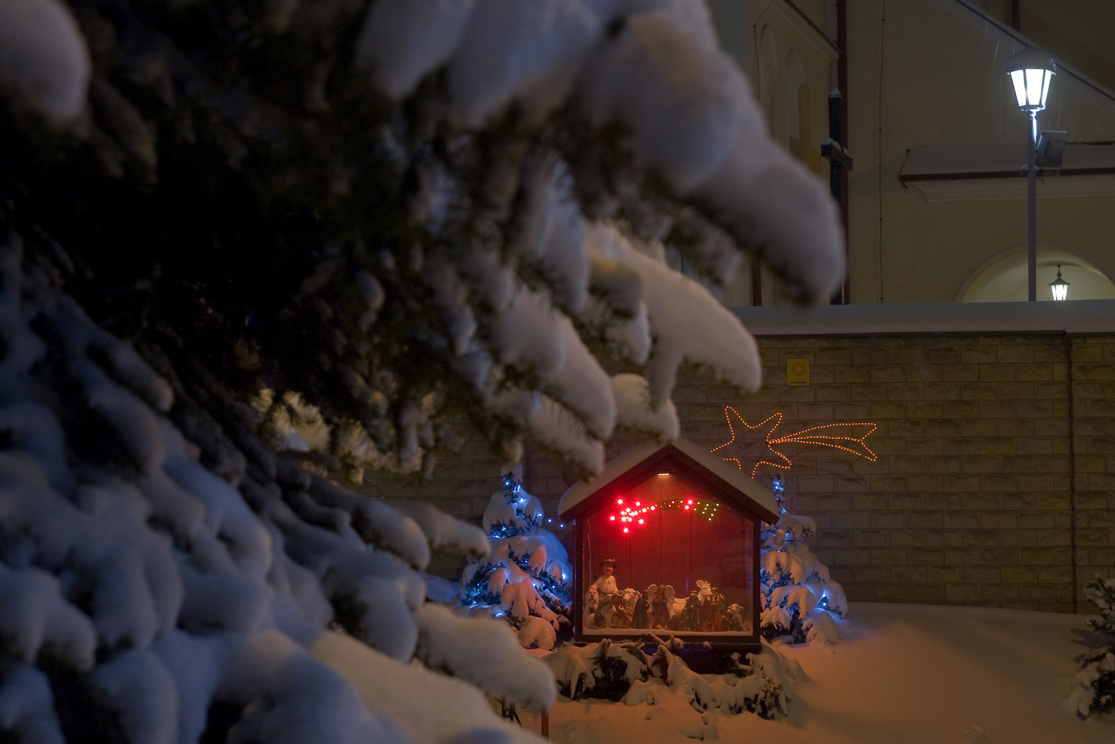 szopka bożonarodzeniowa w Parafii Mogilany zimą