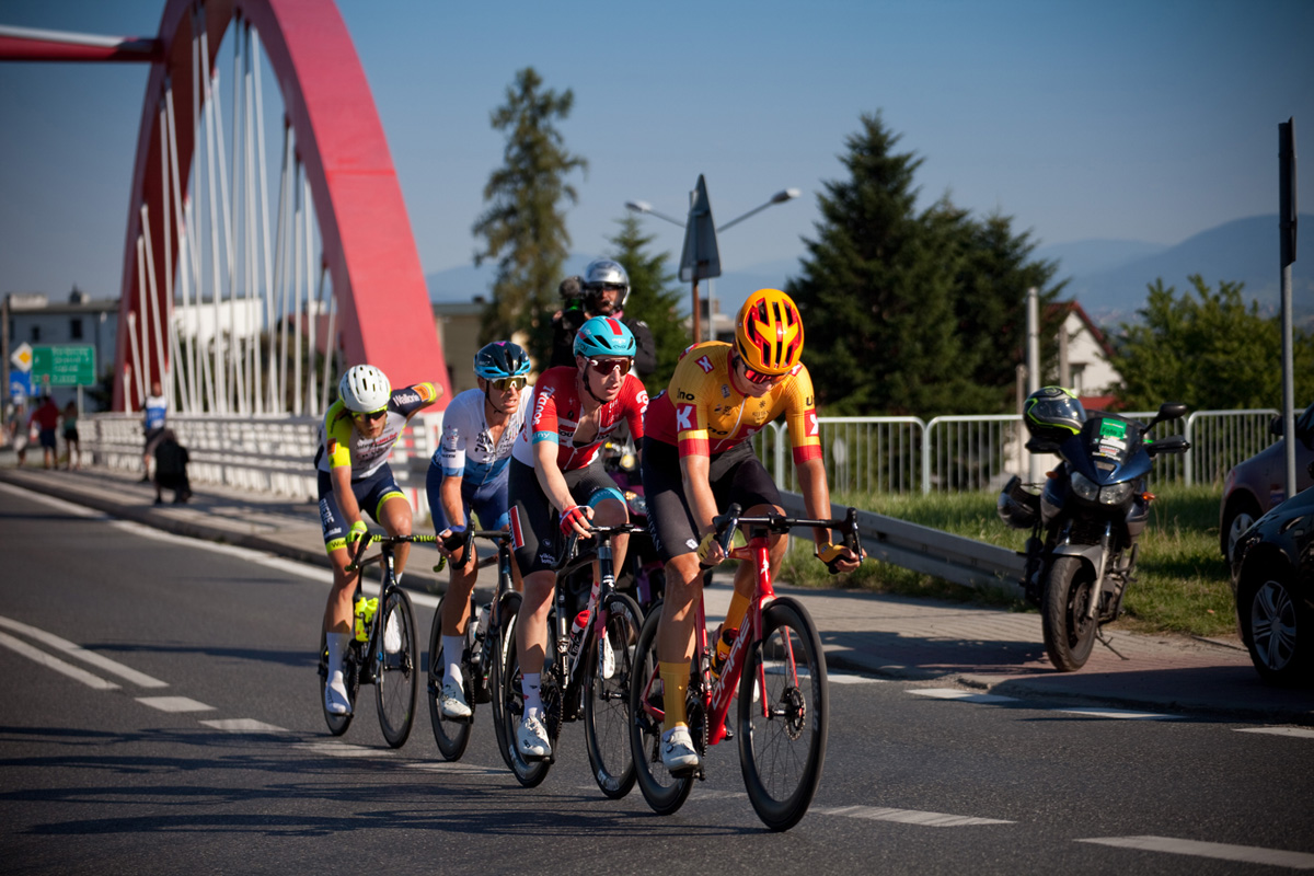 prowadzący kolarze czyli czołówka przed peletonem podczas Tour de Pologne 2022 na wiadukcie w Mogilanach przed Krakowem
