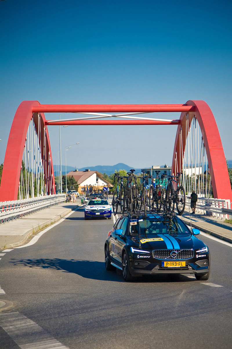Tour de Pologne 2022 w Gminie Mogilany - przejazd pojazdów teamów kolarskich przez wiadukt nad zakopianką