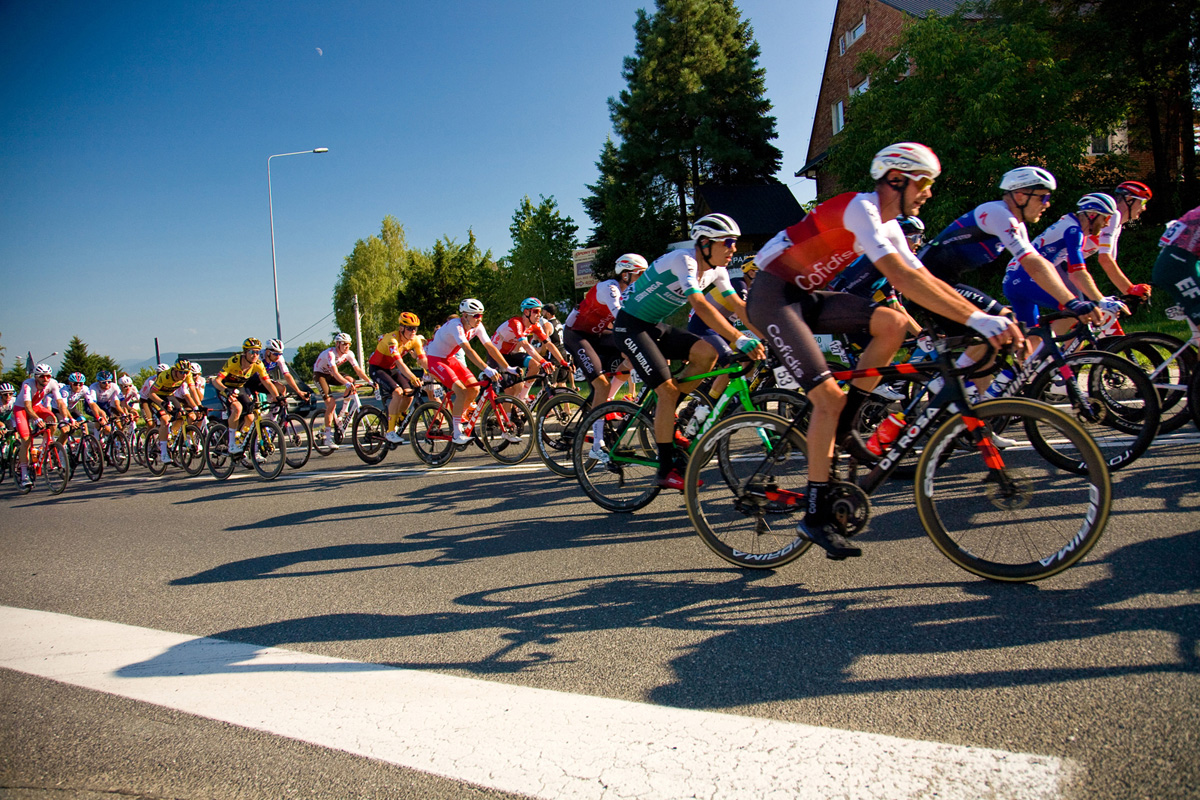 Tour de Pologne 2022 - etap 7-  przejazd kolarzy w peletonie przez Mogilany