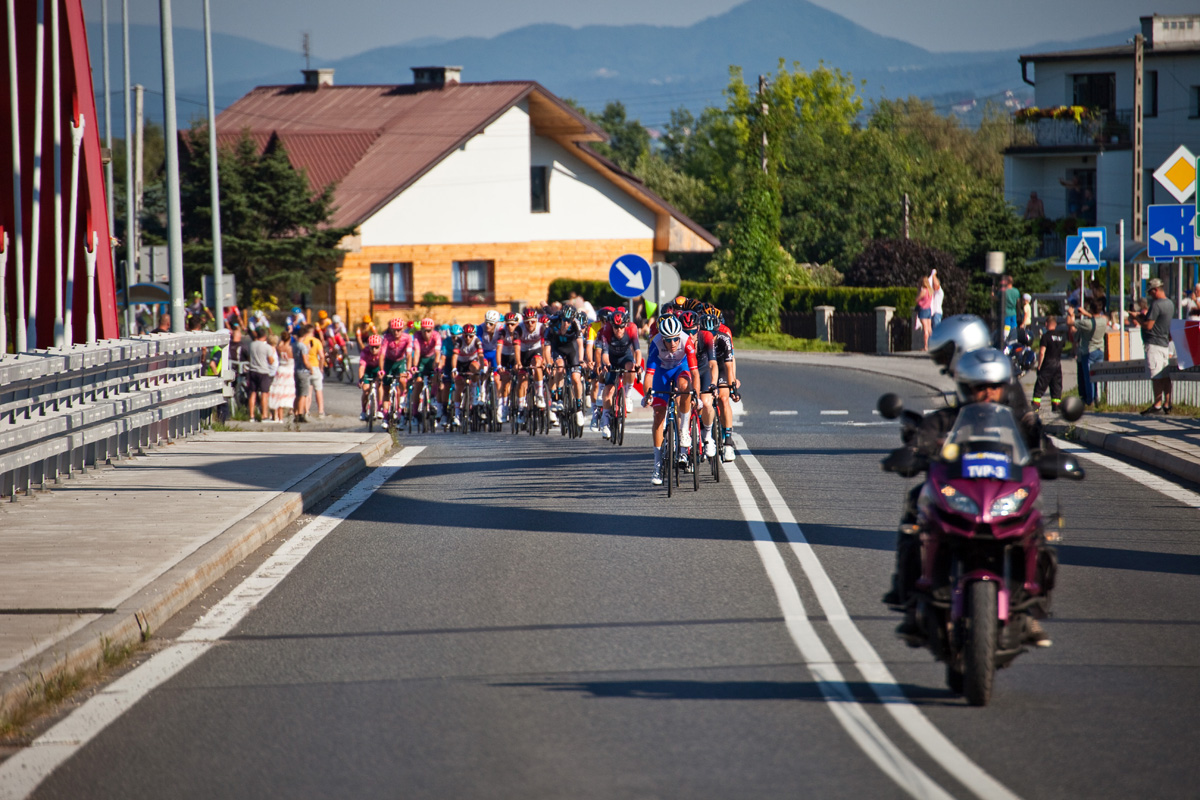 zbliżający się peleton kolarzy podczas Tour de Pologne 2022