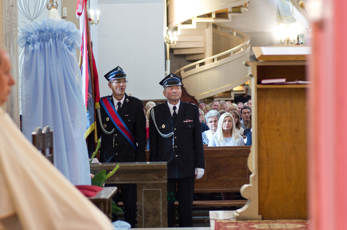 Asysta honorowa przy starego sztandaru w kościele w Mogilanach podczas uroczystości 130-lecia OSP Mogilany