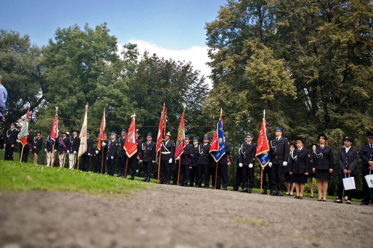 Zaproszone representacje jednostek straży pożarnej z polski i z zagranicy ze sztandarami w parku mogilańskim podczas 130-lecia OSP Mogilany